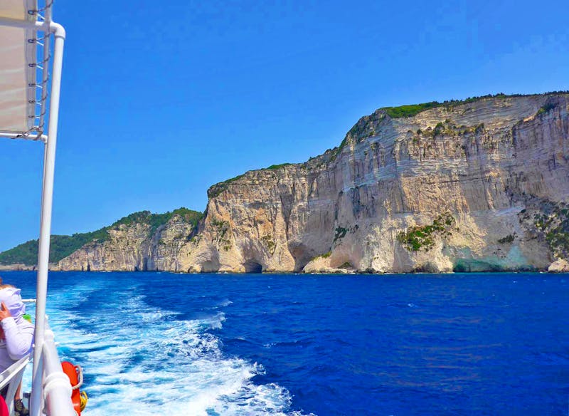 Schifffahrt entlang der Steilküste von Paxos  - ©Ria Heilmann - Eberhardt TRAVEL