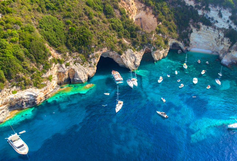 Boote vor der Steilküste der Insel Paxos - ©Marco - stock.adobe.com