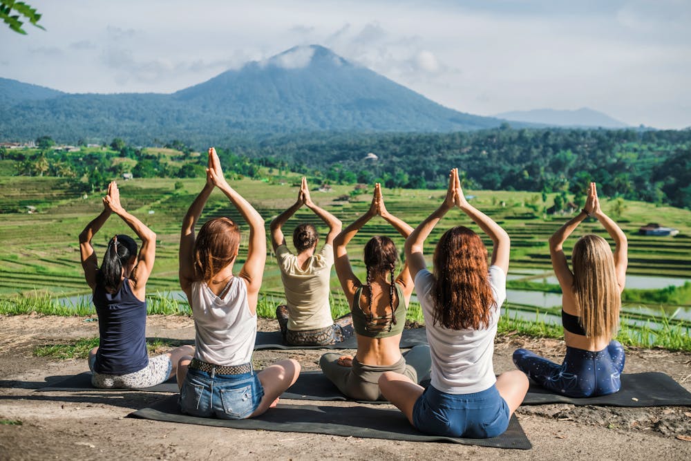 Yoga auf der Insel Bali in Indonesien - in der Natur meditieren Aussicht in die Berge &ndash; &copy; Evgenii - stock.adobe.com