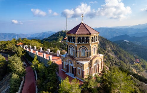 Throni beim Kykkos-Kloster im Troodosgebirge &ndash; &copy; Ppalis Michalakis