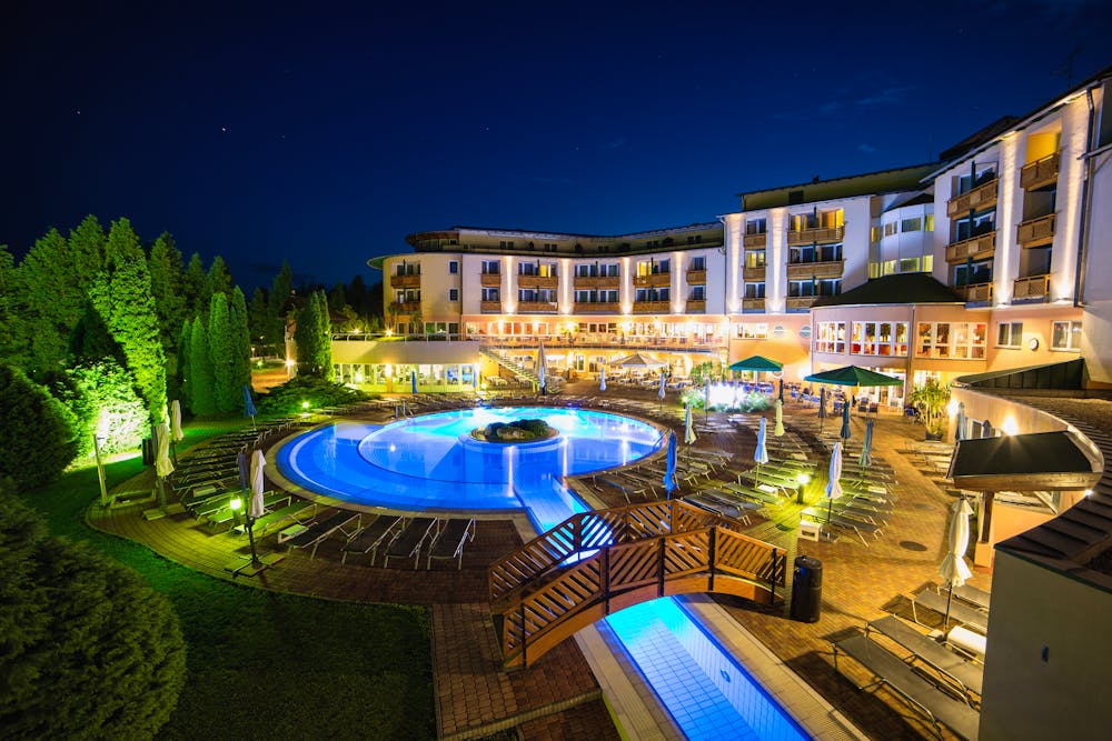 Lotus Therme Hotel & Spa in Heviz - Außenanlage mit Pool &ndash; &copy; Lotus Therme Hotel & Spa