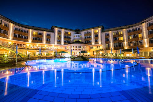 Lotus Therme Hotel & Spa in Heviz - Hotelgebäude und Außenpool &ndash; &copy; Lotus Therme Hotel & Spa