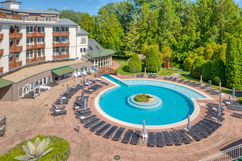 Lotus Therme Hotel & Spa in Heviz - Außenanlage mit Pool &ndash; &copy; Lotus Therme Hotel & Spa