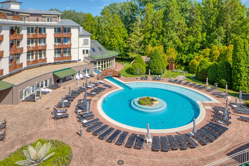 Lotus Therme Hotel & Spa in Heviz - Außenanlage mit Pool – ©Lotus Therme Hotel & Spa