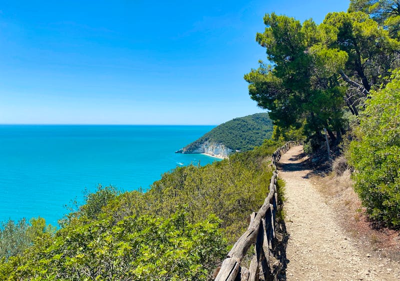 Küstenwanderweg im Gargano Nationalpark - ©Mihai - stock.adobe.com