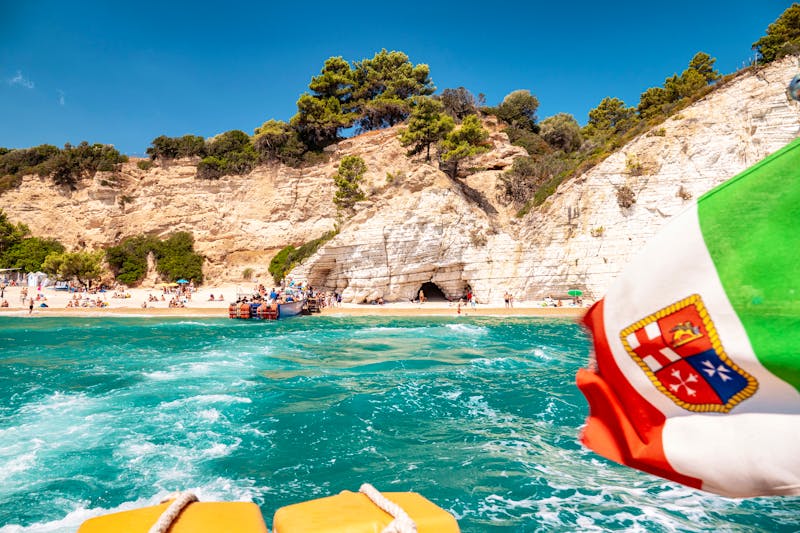 Bootsfahrt an der Küste von Gargano - Spiaggia di Vignanotica - ©Donlisander - stock.adobe.com