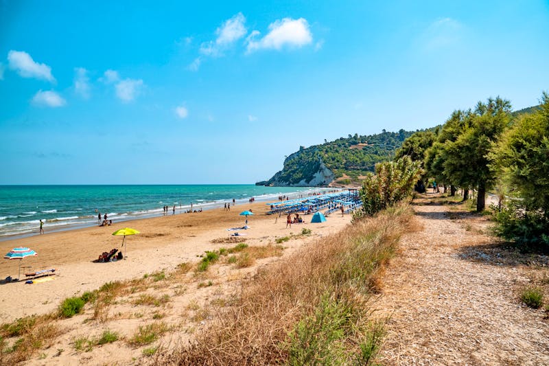 Strand bei Peschici in Apulien - ©Donlisander - stock.adobe.com