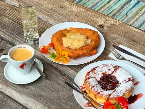 Frische Kiachl auf der Almhütte &ndash; &copy; Region Seefeld