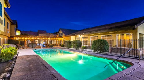Comfort Inn & Suites Mojave - Außenpool – © 2025 Choice Hotels International, Inc