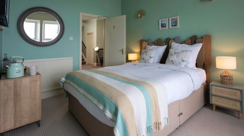 Beach Club Penzance Zimmerbeispiel 2 – © https://hotelpenzance.com/stay/the-beach-club/the-beach-club-hotel-room-types