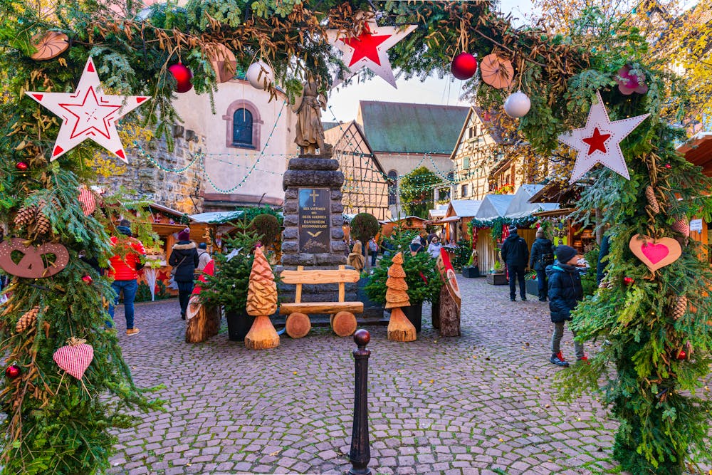 Weihnachtsmarkt Eguisheim &ndash; &copy; Qualsiasi riproduzione o pubblicazione è vietata e va preventivamente concordata con l'autore.Qualora si acquisissero i diritti di pubblicazione, va obbligatoriamente citata la fonte fotografica come di seguito riportato: www.fotocommunication.com