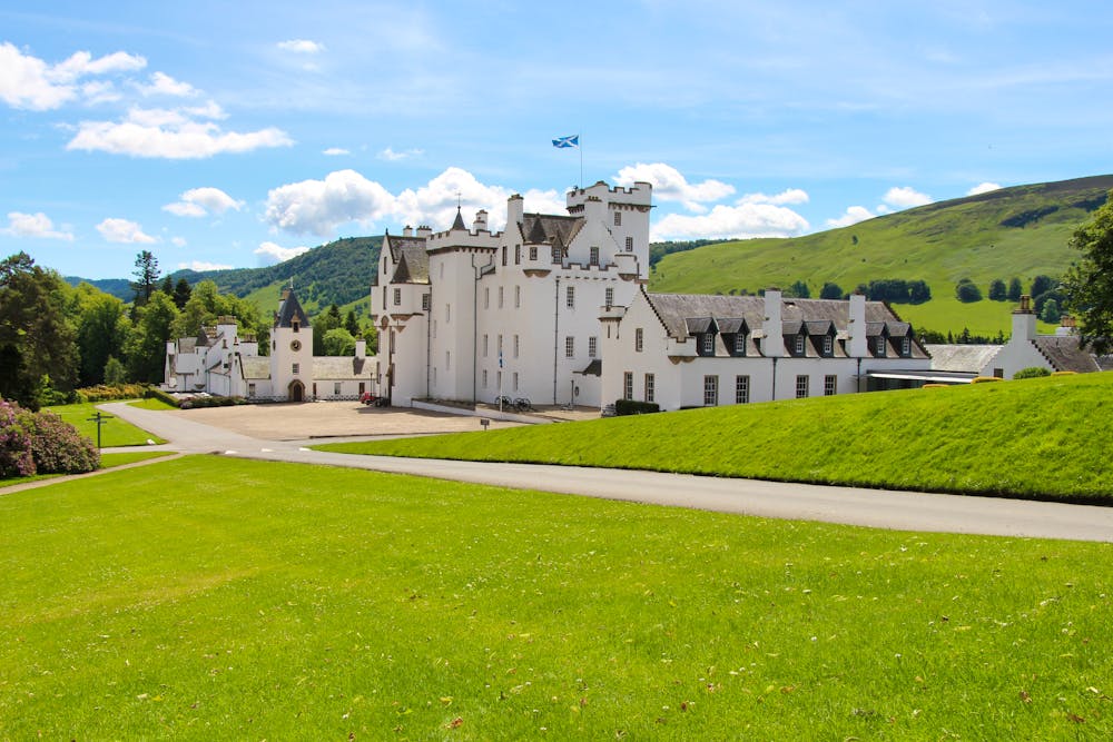 Blair Castle in Schottland in der Nähe von Pitlochry  &ndash; &copy; Hans-Martin Goede - stock.adobe.com