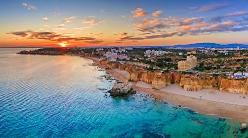 Praia do Vau in Portimao an der Algarve – © Carlos Neto - stock.adobe.com