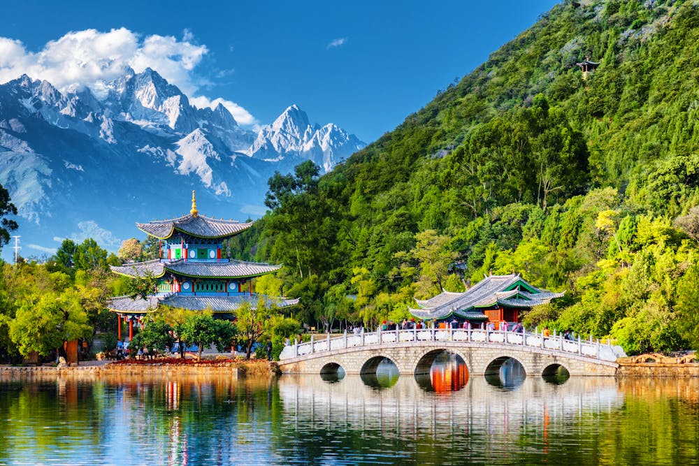 Teich des Schwarzen Drachens am Jade-Drachen-Schneeberg in Lijiang, China &ndash; &copy; efired - stock.adobe.com
