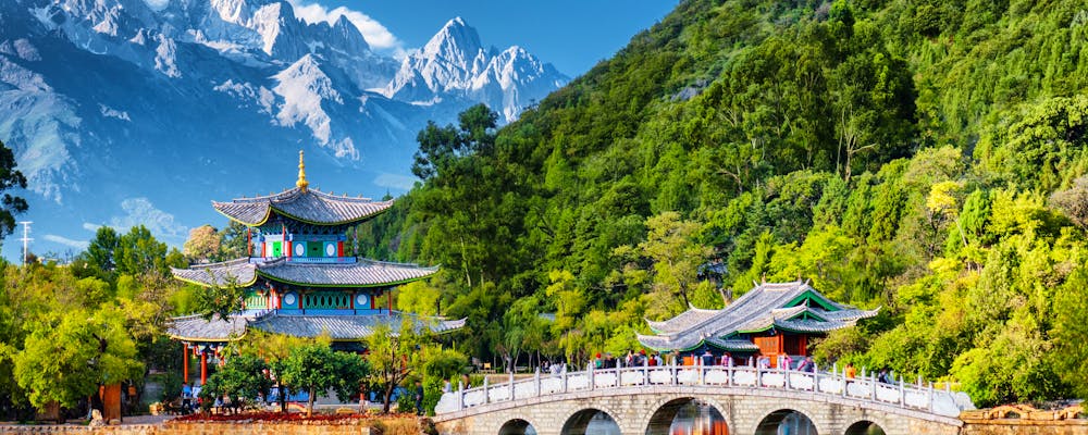 Teich des Schwarzen Drachens am Jade-Drachen-Schneeberg in Lijiang, China – © efired - stock.adobe.com