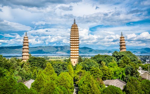 Die drei Pagoden des Chongsheng Tempels in Dali, Yunnan (China) &ndash; &copy; Keitma - stock.adobe.com