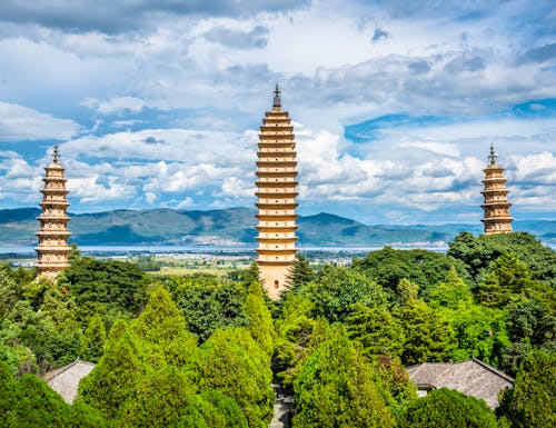 Die drei Pagoden des Chongsheng Tempels in Dali, Yunnan (China) – © Keitma - stock.adobe.com