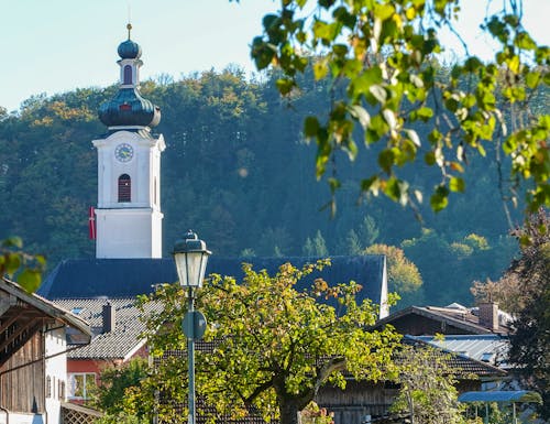 Kirchturm von Oberaudorf in den Bayerischen Voralpen – © RS.Foto - stock.adobe.com