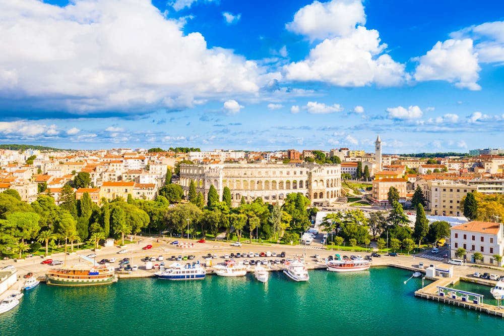 Hafen und Amphitheater von Pula in Kroatien &ndash; &copy; ilijaa - stock.adobe.com