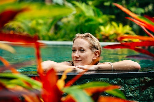 Entspannung im Pool inmitten tropischer Vegetation &ndash; &copy; Justin - stock.adobe.com
