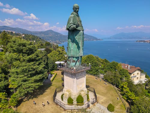 Statue von Karl Borromäus in Arona am Südufer des Lago Maggiore  &ndash; &copy; Stefano Ember - Adobe Stock
