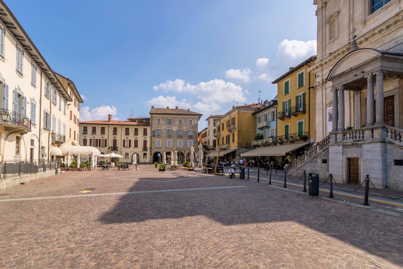 kleiner Platz in Arona am Südufer des Lago Maggiore  - ©Marco Taliani - stock.adobe.com