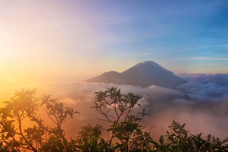 Sonnenaufgang am Vulkan Batur auf Bali - Blick zu Mount Abang und Agung - ©Ксения Рыбка - stock.adobe.com