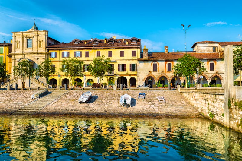 historisches Zentrum in Arona am Südufer des Lago Maggiore - ©AleMasche72 - Adobe Stock