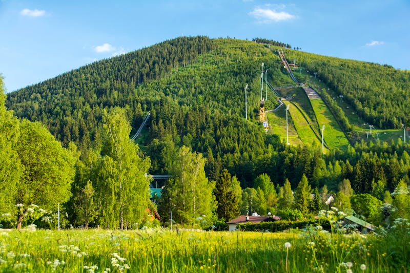 Harrachov - Teufelsspitze mit Sprungschanzen - ©kgdad - stock.adobe.com