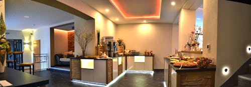 Bad Elster - Hotel-Pension Vier Jahreszeiten - Buffet in der Lobby &ndash; &copy; Hotel-Pension Vier Jahreszeiten Bad Elster