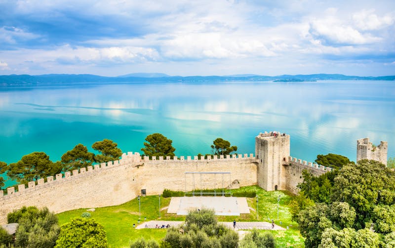 Panoramablick auf Lago Trasimeno von der Festung  Castiglione del lago in Umbrien  - ©travelbook - stock.adobe.com