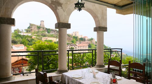 Hotel Restaurant Panorama Kruje - Restaurant Blick auf die Burg – © Hotel Restaurant Panorama Kruje