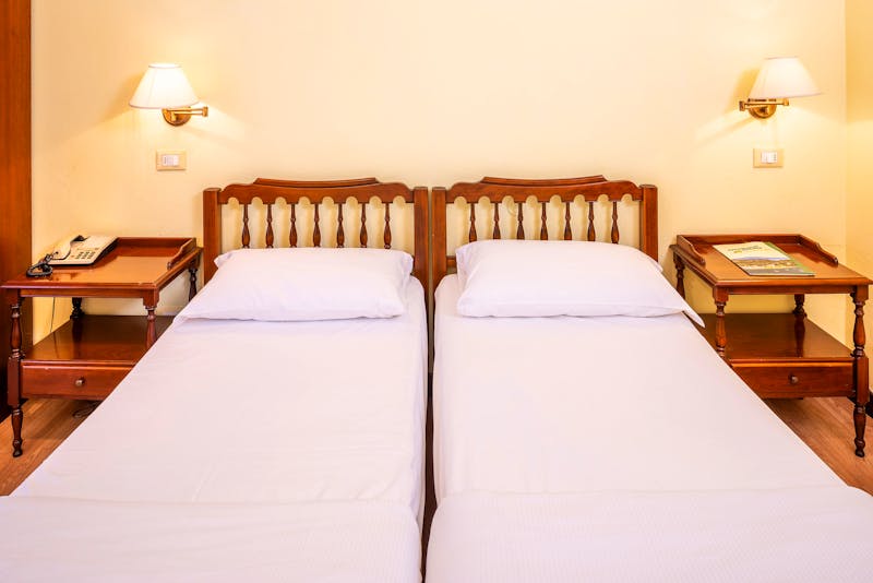 Zimmerbeispiel Standard im Hotel Palme Komplex in Garda – ©Franchetto Matteo