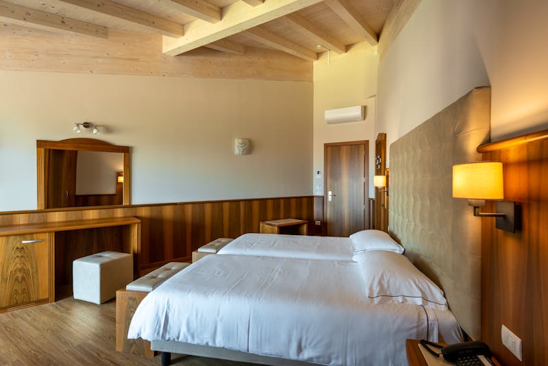 Zimmerbeispiel Superior im Hotel Palme Komplex in Garda – ©Chincherini
