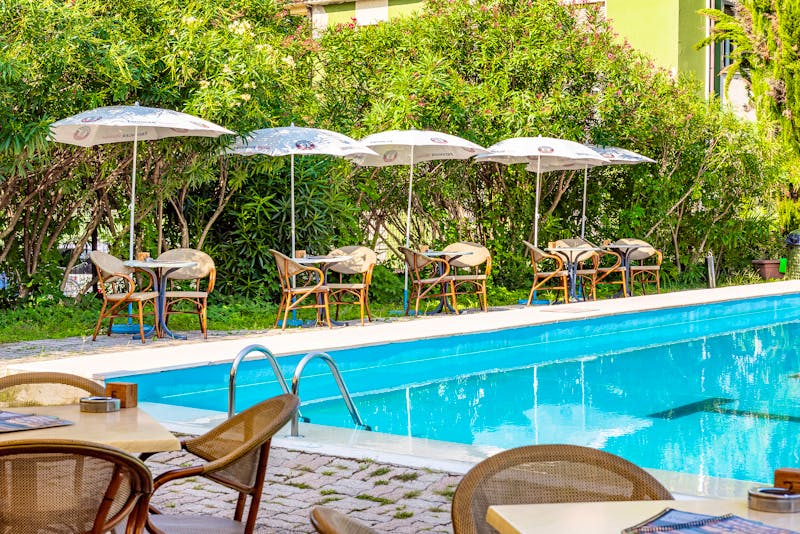 Sitzbereich am Pool im Hotel Palme Komplex in Garda – ©Franchetto Matteo