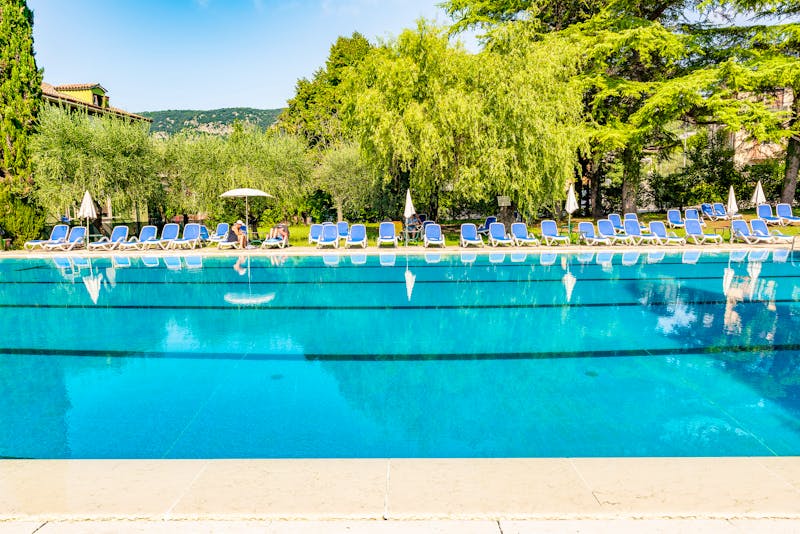 Poolbereich im Hotel Palme Komplex in Garda – ©Franchetto Matteo