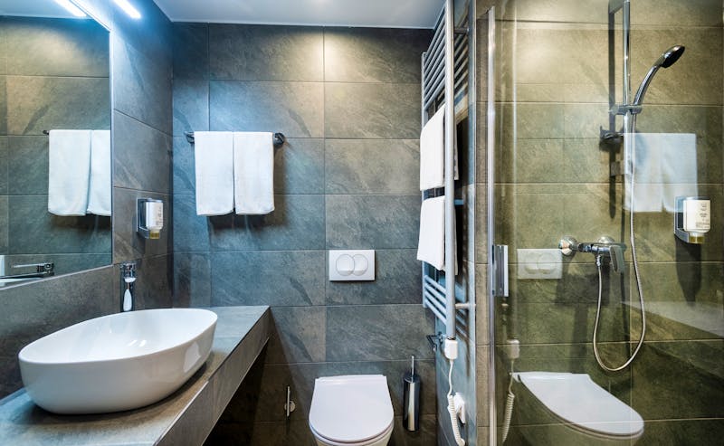 Badezimmerbeispiel im Hunguest Hotel Helios in Heviz – ©Hunguest Hotel Helios