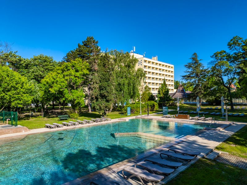 Blick vom Außenpool zum Hunguest Hotel Helios in Heviz  – ©Hunguest Hotel Helios