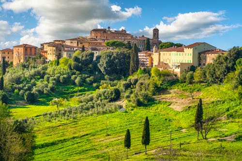 Mittelalterliches Dorf Lari in der Provinz Pisa in Italien  &ndash; &copy; stevanzz - stock.adobe.com