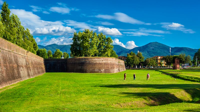 Stadtmauer von Lucca in der Toskana in Italien  - ©crisfotolux - stock.adobe.com