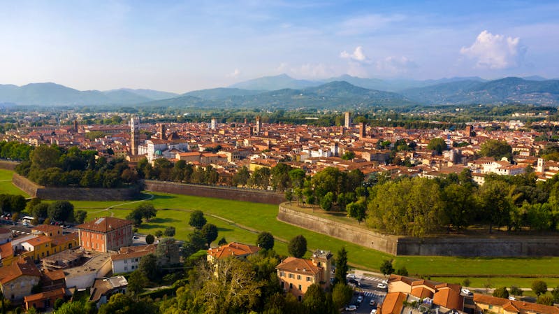 Stadtmauer von Lucca in der Toskana in Italien  - ©Stefano Tammaro - stock.adobe.com