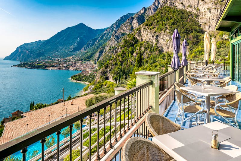 Terrasse mit Blick im La Limonaia in Limone – ©Franchetto Matteo Picsel Studio