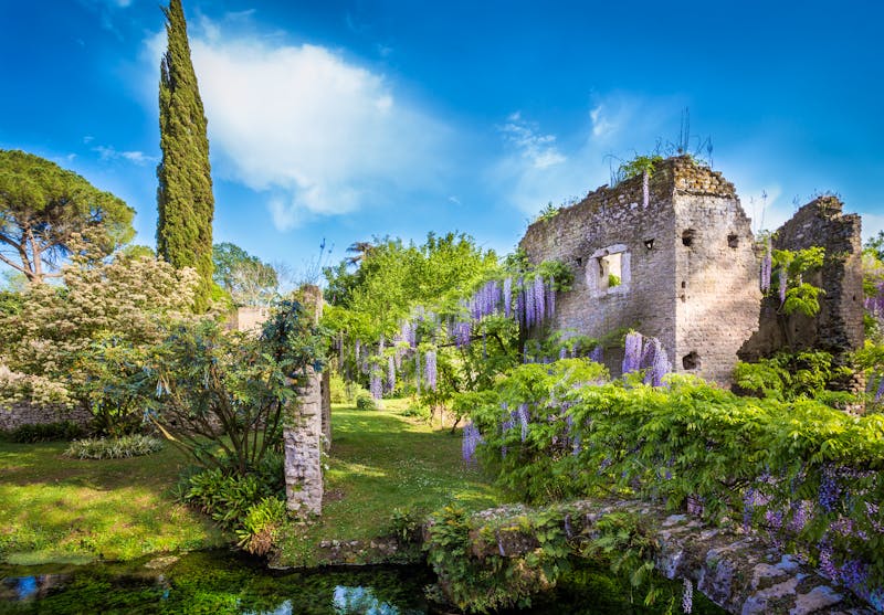 Garten von Ninfa in Latium, Italien - ©michelealfieri - stock.adobe.com