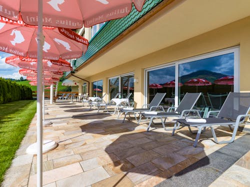 Außenterrasse am Schwimmbad im Hotel Harfenwirt in Niederau &ndash; &copy; Christophorus Reiseveranstaltungs GmbH