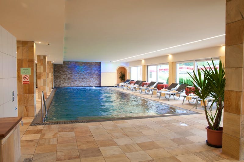 Schwimmbad im Hotel Harfenwirt in Niederau – ©Christophorus Reiseveranstaltungs GmbH