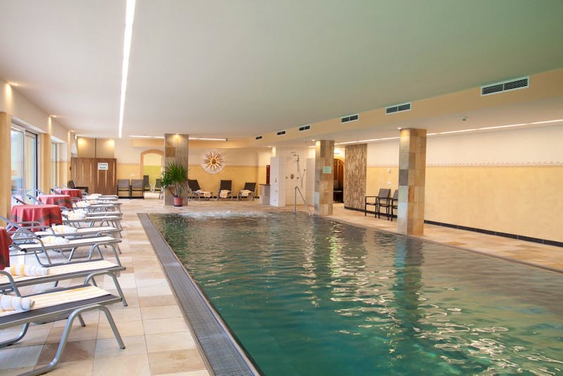Schwimmbad im Hotel Harfenwirt in Niederau – ©Christophorus Reiseveranstaltungs GmbH