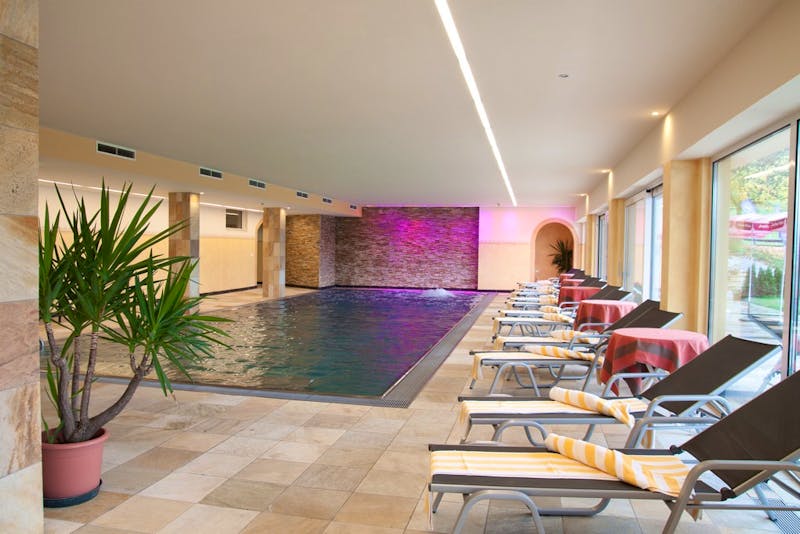 Schwimmbad im Hotel Harfenwirt in Niederau – ©Christophorus Reiseveranstaltungs GmbH