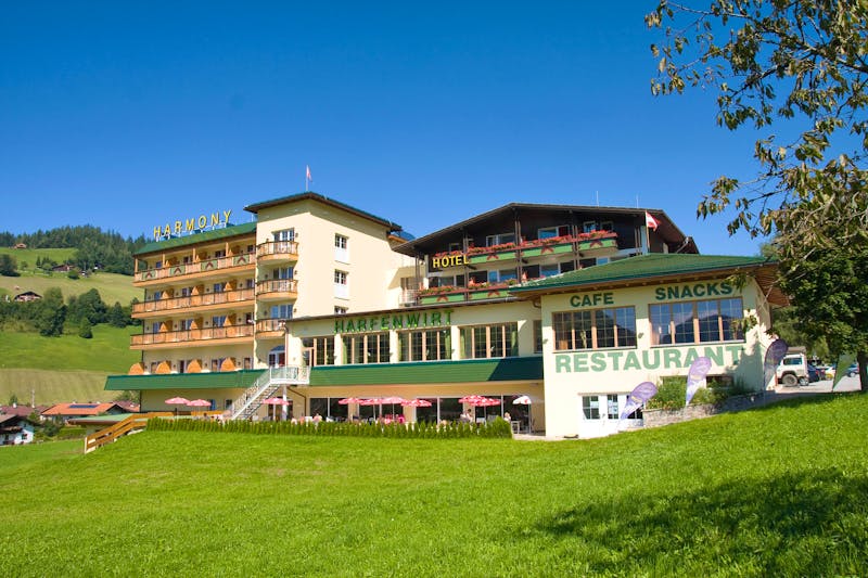Außenansicht Hotel Harfenwirt in Niederau – ©Christophorus Reiseveranstaltungs GmbH