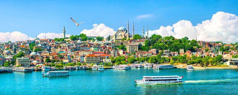 Goldenes Horn in Istanbul and Blick auf die Suleymaniye Moschee &ndash; &copy; Givaga - stock.adobe.com