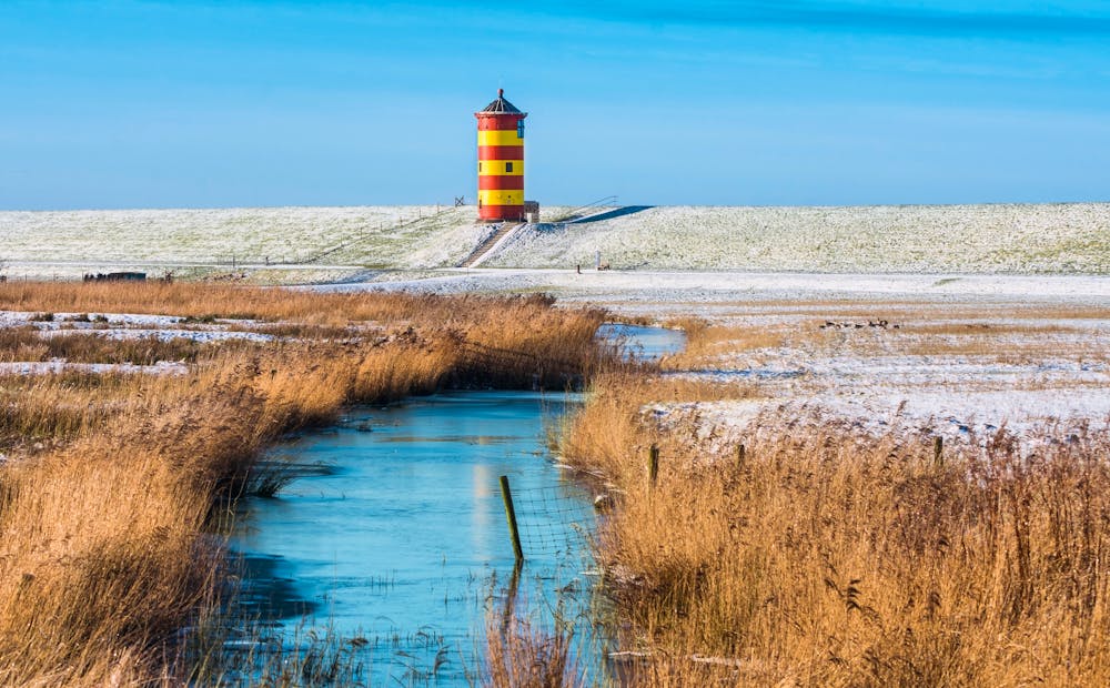 Leuchtturm Pilsum in Ostfriesland im Winter  &ndash; &copy; Adobe Stock 